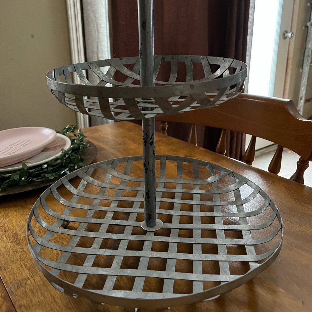 Metal tier tray